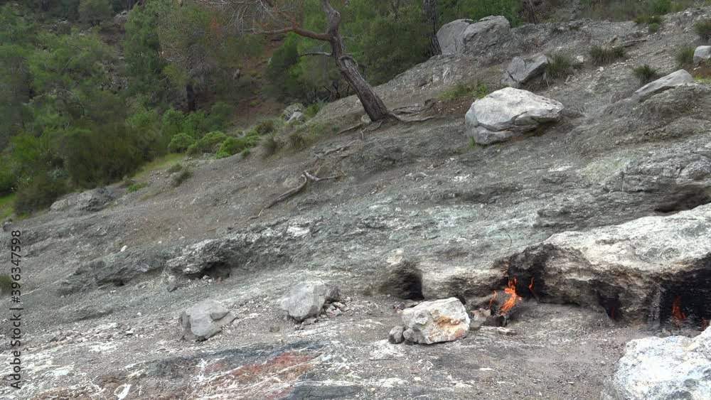 Video „Flame of Methane Underground Emerges From Crack Between Rocks