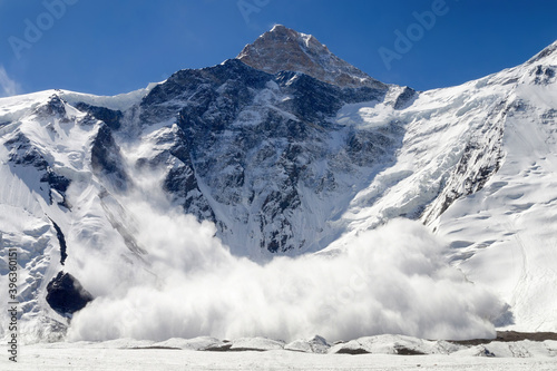 Billede på lærred Huge avalanche from Khan Tengri peak (7010 m), Central Tian Shan, Kazakhstan