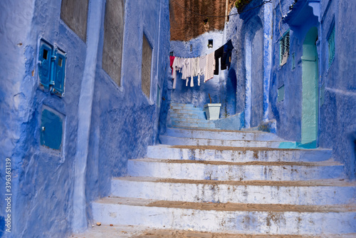 vue sur une rue bleue en escalier à Chefchaouen au Maroc © Christophe