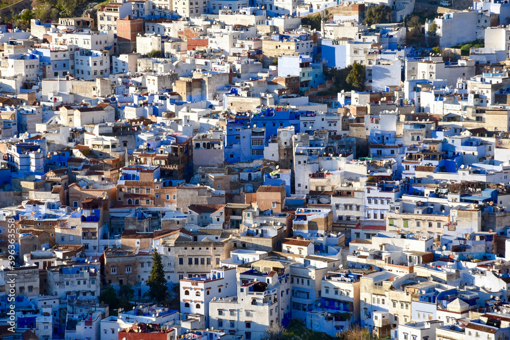 vue aérienne sur les bâtiments bleus d'une ville très dense  au Maroc