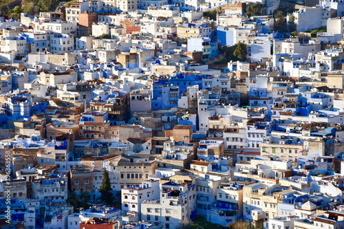 vue aérienne sur les bâtiments bleus d'une ville très dense  au Maroc © Christophe