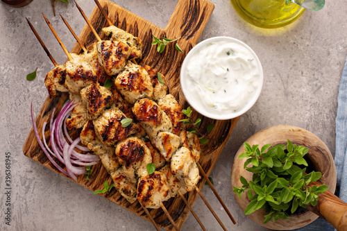 Bild auf Leinwand Greek chicken souvlaki with tzatziki sauce and fresh vegetables, grilled kebabs