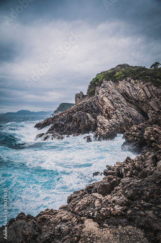 Sztorm w Chowarcji fale uderzające o skały A storm in Croatia, waves crashing against the rocks