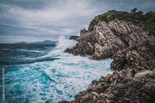 Sztorm w Chowarcji fale uderzające o skały A storm in Croatia, waves crashing against the rocks