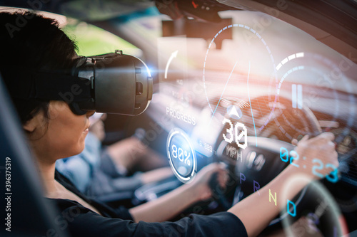 Foto Woman driving simulation using virtual reality headset driving test HUD Head Up