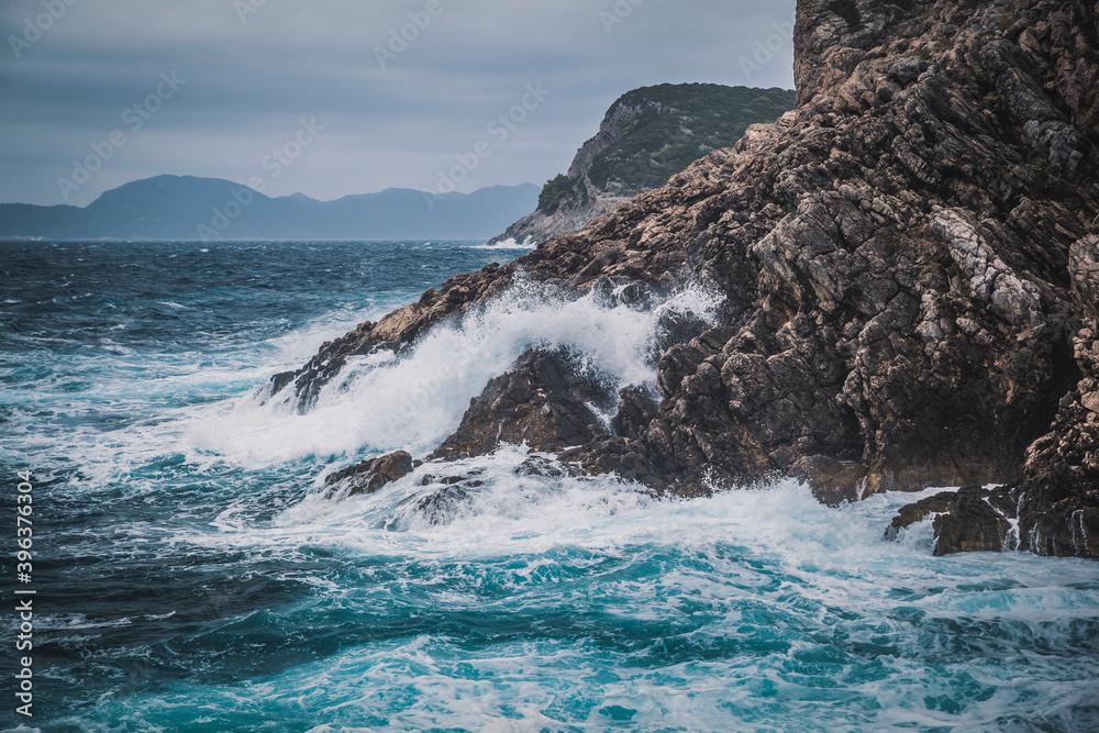 Sztorm w Chowarcji fale uderzające o skały A storm in Croatia, waves crashing against the rocks