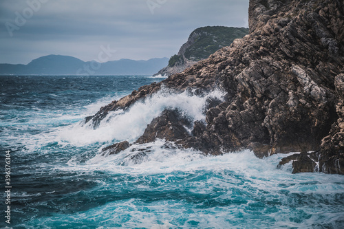 Sztorm w Chowarcji fale uderzające o skały A storm in Croatia, waves crashing against the rocks