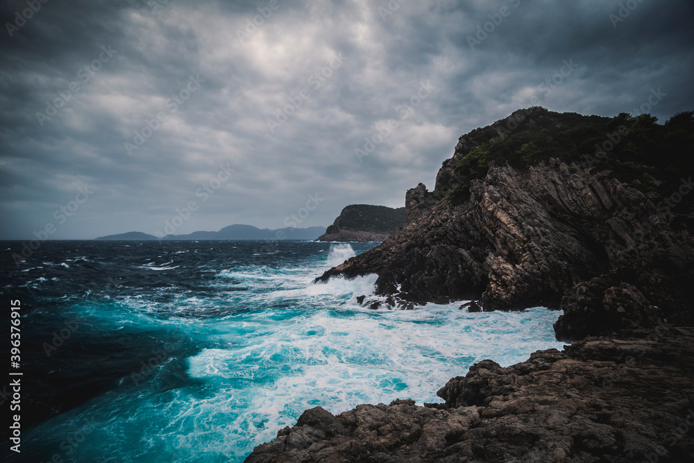 Sztorm w Chowarcji fale uderzające o skały A storm in Croatia, waves crashing against the rocks Sztorm w Chowarcji fale uderzające o skały A storm in Croatia, waves crashing against the rocks