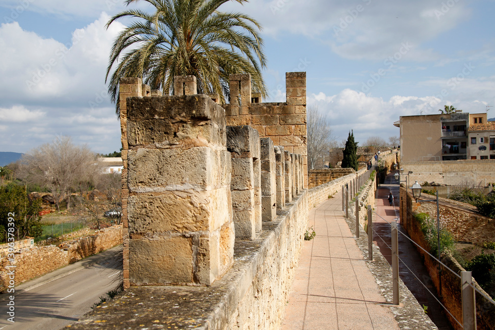Alcúdia und seine historischen Stadtmauern. Alcúdia, Mallorca, Spanien, Europa
Alcúdia and its historic city walls.. Alcúdia, Mallorca, Spain, Europe