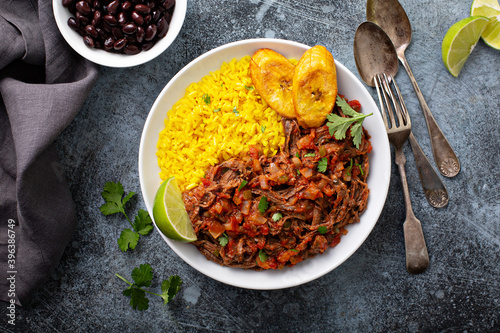 Φωτογραφία Ropa vieja, traditional flank steak dish with rice, cuban beans and plantains