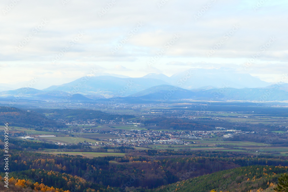 Obraz premium Rosaliengebirge mit Blick auf Rax und Schneeberg