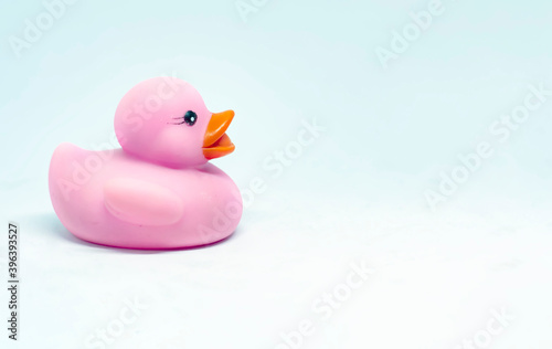 Foto The profile of a pink rubber duck with an orange beak isolated on a white backgr