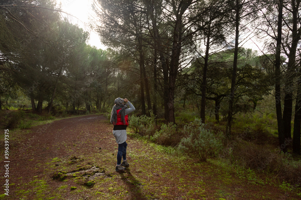 Mujer abrigada en el frío invierno de la montaña