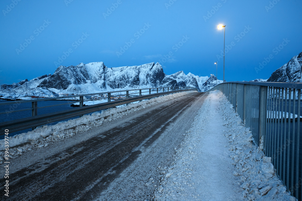 Obraz premium bridge against a beautiful Norwegian landscape