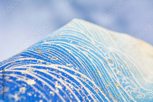 空の青と和布の青、絹織物、古布、波、海、吉祥、縁起、和風イメージ素材、背景