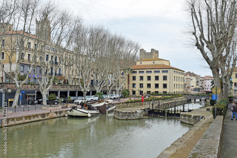 Canal de la Robine dans le centre-ville de Narbonne, Aude, Languedoc, Occitanie.