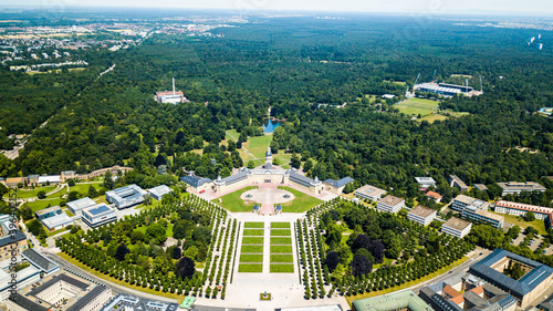 Das Schloss Karlsruhe mit dem Schlossgarten aus der Luft in seiner voller Pracht.