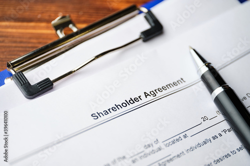 Fotografia Legal document Shareholder Agreement on paper with pen