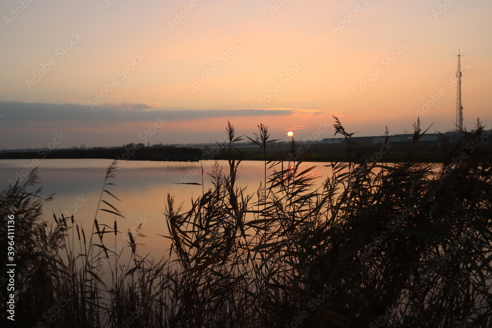 Obraz premium Sunset over the river Rotte in Zevenhuizen with windmills of the Molenviergang