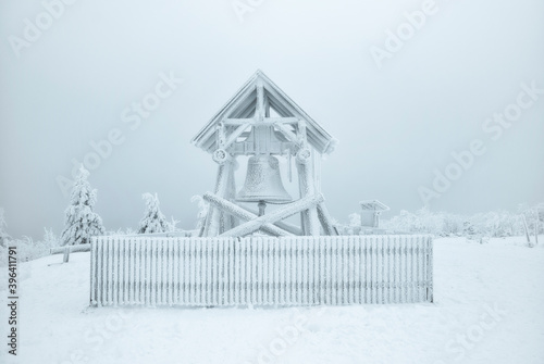 Eis und schneebedeckte Friedensglocke auf dem Fichtelberg im Erzgebirge.