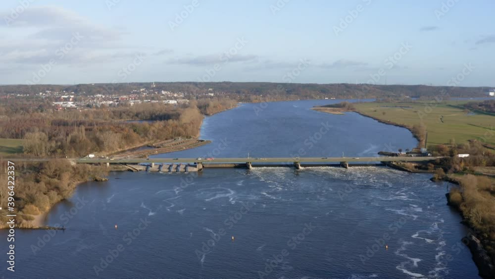 Geesthacht bei Hamburg, Brücke über die Elbe, Elbbrücke mit Bundesstraße B404 und Fischtreppe, Luftaufnahme