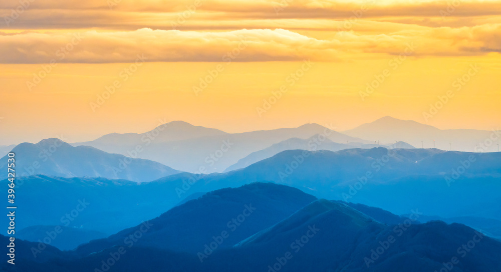 sfumature di azzurro nelle montagne in lontananza