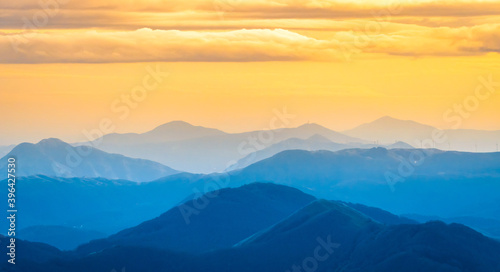 sfumature di azzurro nelle montagne in lontananza © MarcoMariPhotography