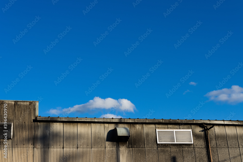背景素材　イメージ　工場と青空