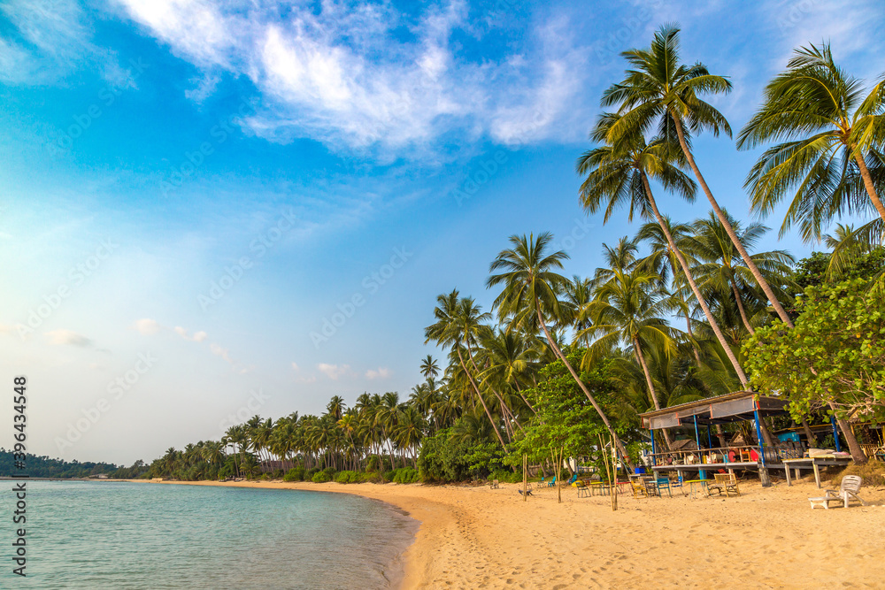 Naklejka premium Beautiful tropical beach