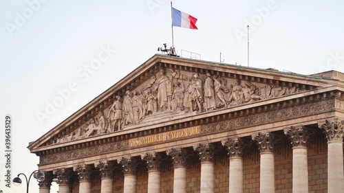 Fronton sculpté du palais Bourbon, siège de l'Assemblée Nationale à Paris, surmonté du drapeau français (France) photo