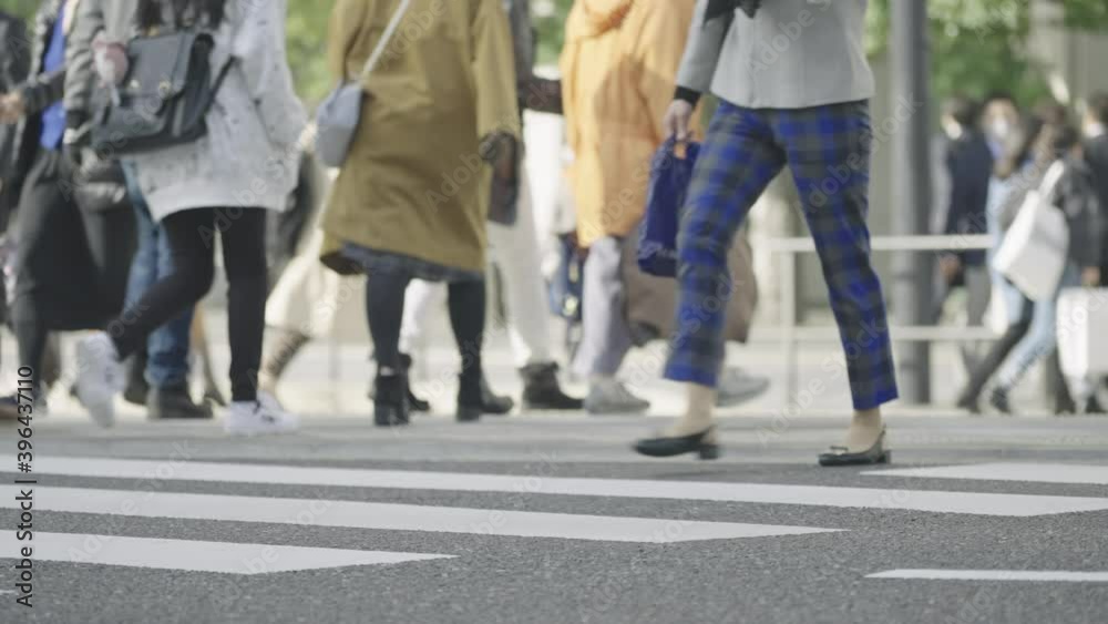 群衆・歩く人・横断歩道・東京駅 群衆・歩く人・横断歩道・東京駅