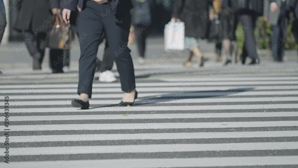 群衆・歩く人・横断歩道・東京駅