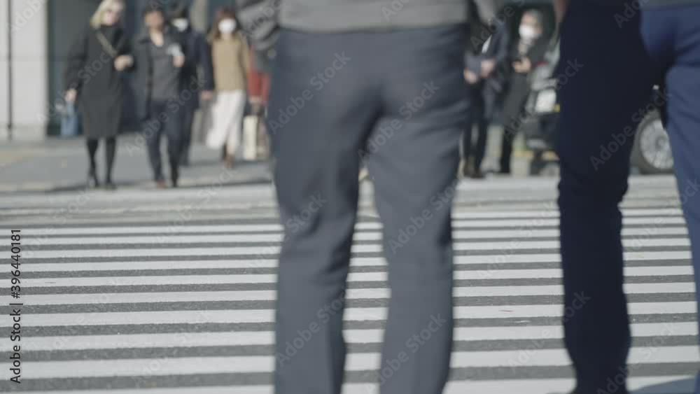 群衆・歩く人・横断歩道・東京駅 群衆・歩く人・横断歩道・東京駅