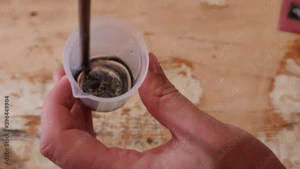 Mixing small amount of epoxy resin and black pigment to make fine art