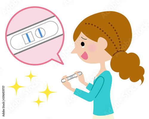 妊娠検査薬で妊娠がわかり涙ぐんで喜ぶ女性