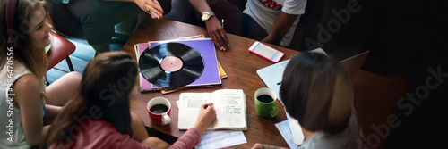 Canvastavla Young band composing music together