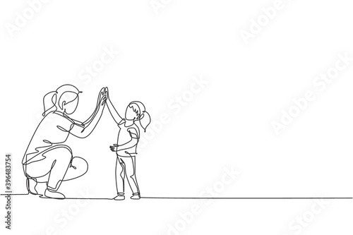 One continuous line drawing of young happy mom giving high five to daughter, celebrate her success for school achievement. Family parenting concept. Dynamic single line draw design vector illustration