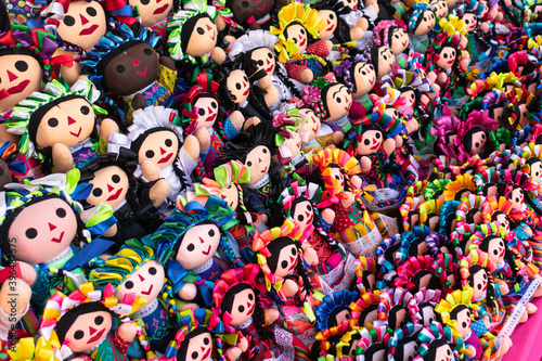 Conjunto de coloridas muñecas de tela típicas de México