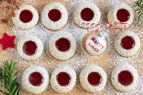 Husarenkrapfen Engelsaugen Weihnachtsplätzchen photo