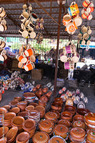 Tazas y vasijas de barro en el mercado.