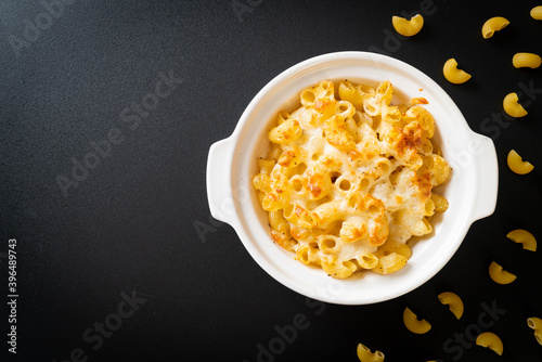 Fotografija American mac and cheese, macaroni pasta in cheesy sauce