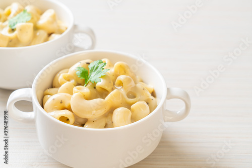macaroni and cheese with herbs