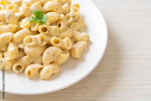 macaroni and cheese with herbs