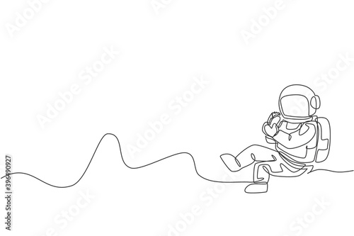 Single continuous line drawing of spaceman sitting relax on moon surface and eating delicious Mexican taco. Fantasy fiction of outer space life concept. Trendy one line draw design vector illustration