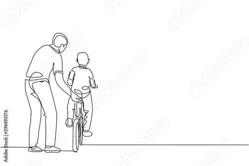 One single line drawing of young father teaching his son riding bicycle at public park vector graphic illustration. Fatherhood lesson. Urban family time concept. Modern continuous line draw design