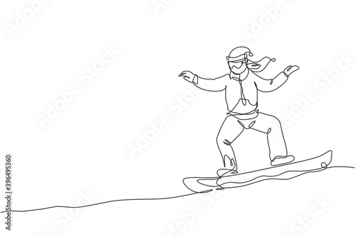 Single continuous line drawing of young sportive snowboarder woman riding snowboard at mountain. Outdoor extreme sport. Winter season vacation concept. Trendy one line draw design vector illustration