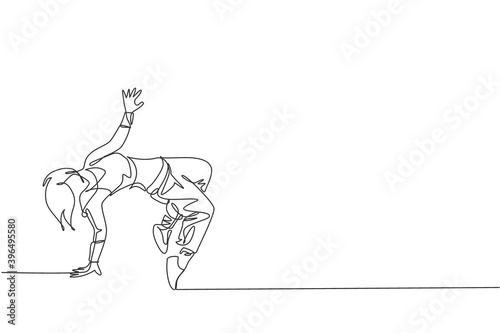 Single continuous line drawing of young energetic hip-hop dancer woman practice break dancing in street. Urban generation lifestyle concept. Trendy one line draw graphic design vector illustration