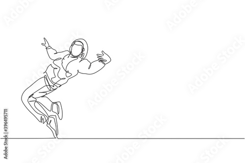 Single continuous line drawing of young energetic hip-hop dancer man on hoodie practice break dancing on street. Urban generation lifestyle concept. Trendy one line draw design vector illustration
