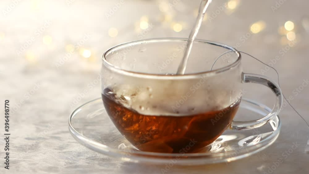 お茶・紅茶ティーパックにお湯を入れる。おうち時間、休憩時間。 お茶・紅茶ティーパックにお湯を入れる。おうち時間、休憩時間。