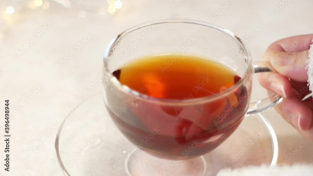 お茶・紅茶を飲む女性の手元アップ。おうち時間、休憩時間。 お茶・紅茶を飲む女性の手元アップ。おうち時間、休憩時間。